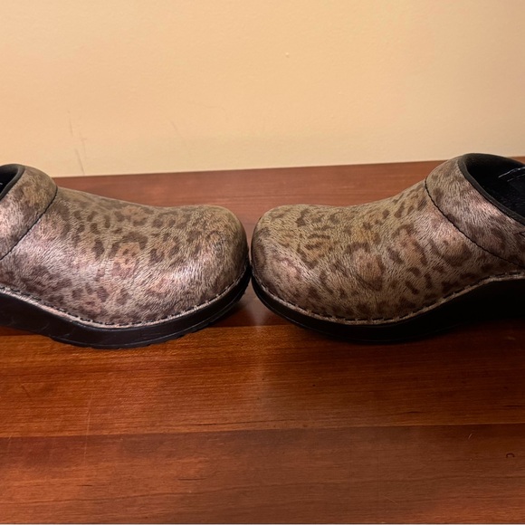 Sanita Clogs Shoes Size 38 EU, US 7/7.5,  Women Leopard Cheetah Comfort EUC - Picture 3 of 7